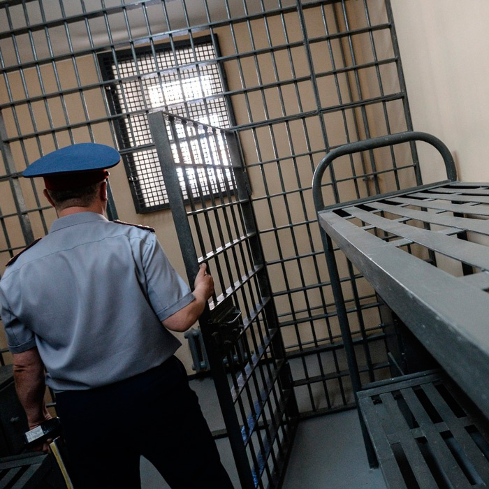 Группу сотрудников ФСИН, осужденных за зверские пытки заключенного в Иркутске, освободили. Как сообщает член СПЧ при президенте Ева Меркачева, пятый аппеляционный суд переквалифицировал обвинения против них.