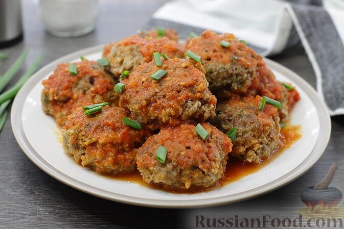 желудки куриные, лук репчатый, помидоры консервированные в собственном соку, чеснок, лук зелёный, яйца, мука, соль, перец чёрный молотый, сахар, перец душистый горошком, лавровый лист, масло растительное