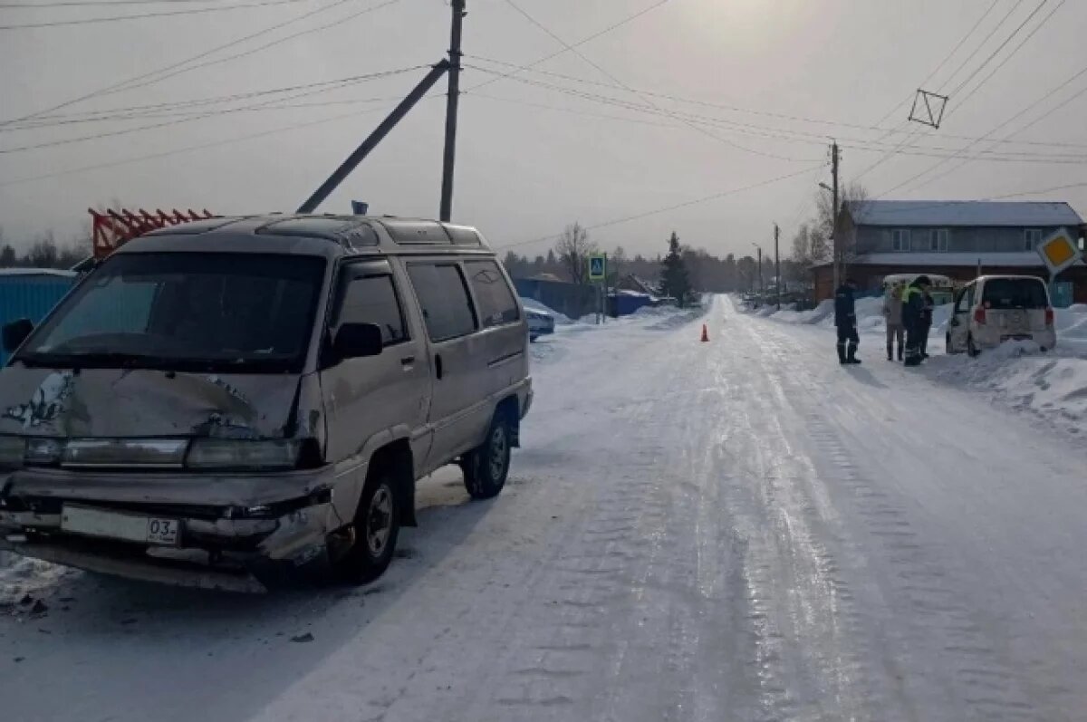    Женщина пострадала при столкновении микроавтобуса и иномарки в Бурятии