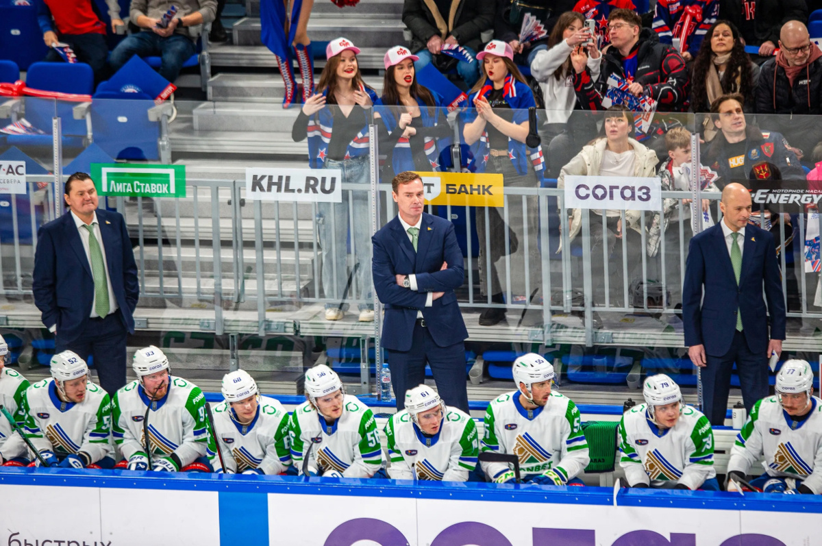 В центре главный тренер команды Салават Юлаев: Виктор козлов. 