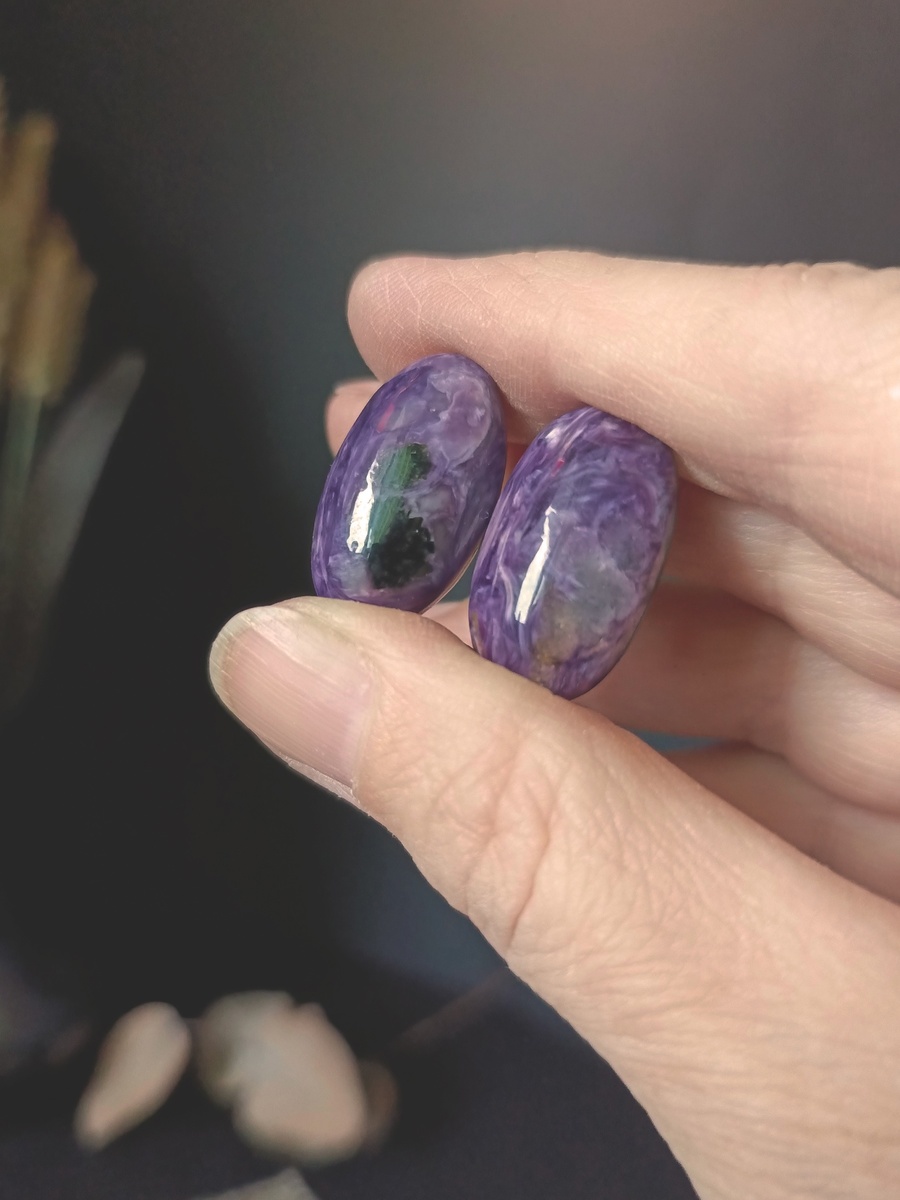 Чароит - камень уникальный. До сих пор он был найден только в одном месте - на территории России, на границе Иркутской и Читинской областе, на реке Чара. 
По моему мнению, он прекрасен. Но, я знаю и тех, кто не разделяет моего восторга. Это нормально и даже хорошо. Ведь камень этот способен одновременно взаимодействовать сразу с 3 энергиями в человеке, а это может быть непросто. 
Поэтому, если камень не вызывает у вас восторга - не беда. Будьте верны себе и своим ощущениям - скорее всего он вам сейчас просто не подходит