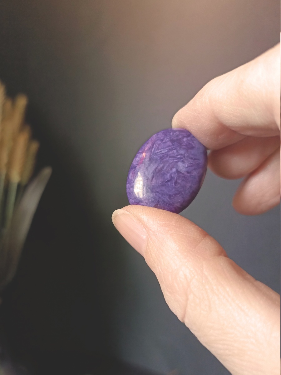 Чароит - камень уникальный. До сих пор он был найден только в одном месте - на территории России, на границе Иркутской и Читинской областе, на реке Чара. 
По моему мнению, он прекрасен. Но, я знаю и тех, кто не разделяет моего восторга. Это нормально и даже хорошо. Ведь камень этот способен одновременно взаимодействовать сразу с 3 энергиями в человеке, а это может быть непросто. 
Поэтому, если камень не вызывает у вас восторга - не беда. Будьте верны себе и своим ощущениям - скорее всего он вам сейчас просто не подходит