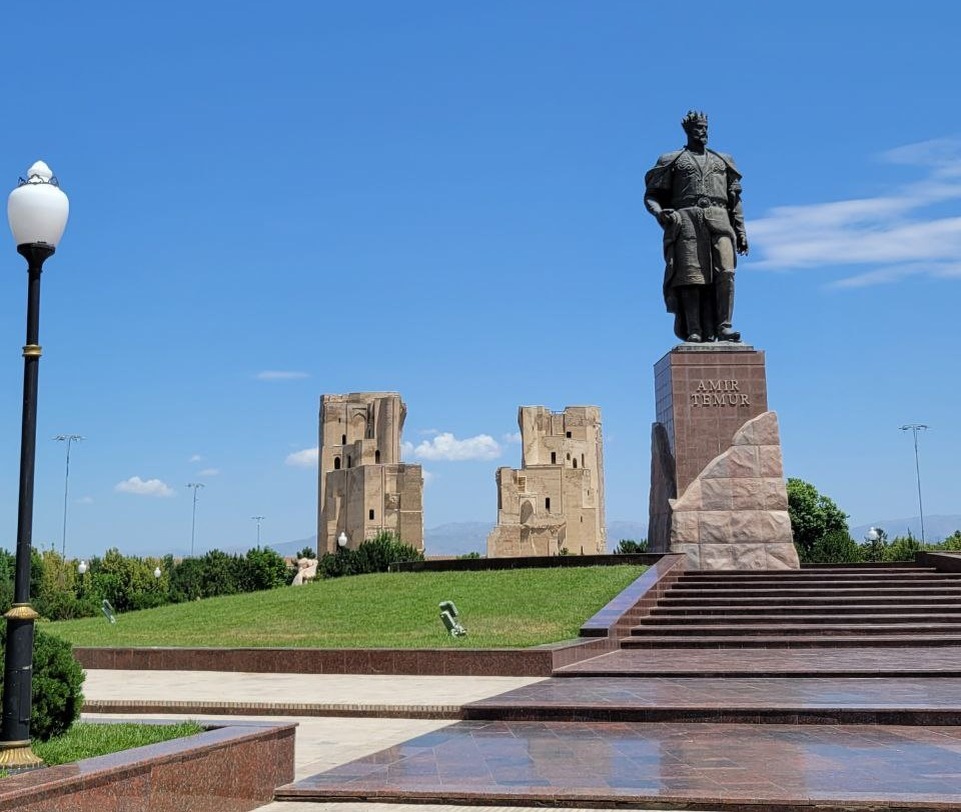 Памятник Амиру Тимуру(Тамирлану) в г.Шахрисабз, фото автора