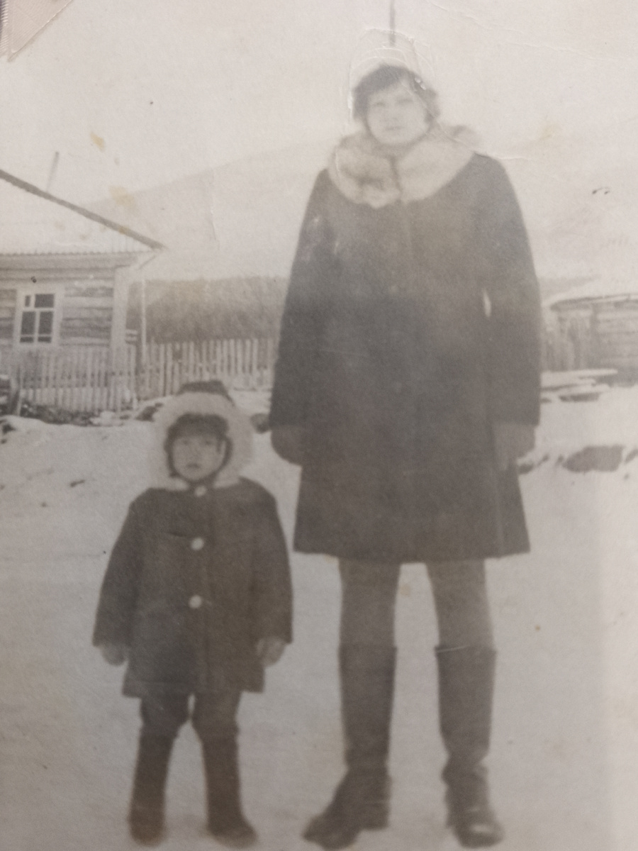 Из архива. Я и мама. На заднем плане наш новый дом.