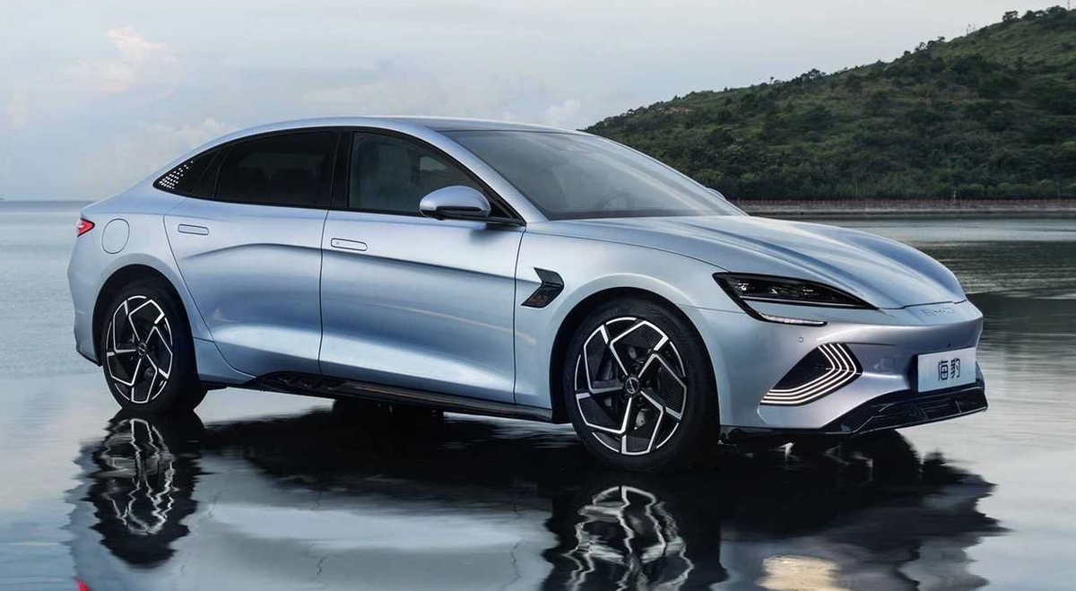 Одна из самых продаваемых моделей BYD - электрический седан Qin