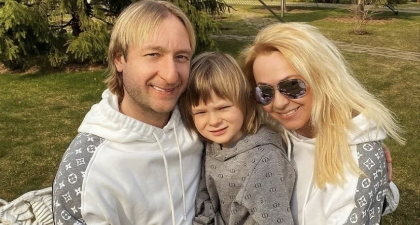 Евгений Плющенко и Яна Рудковская с сыном Саша 