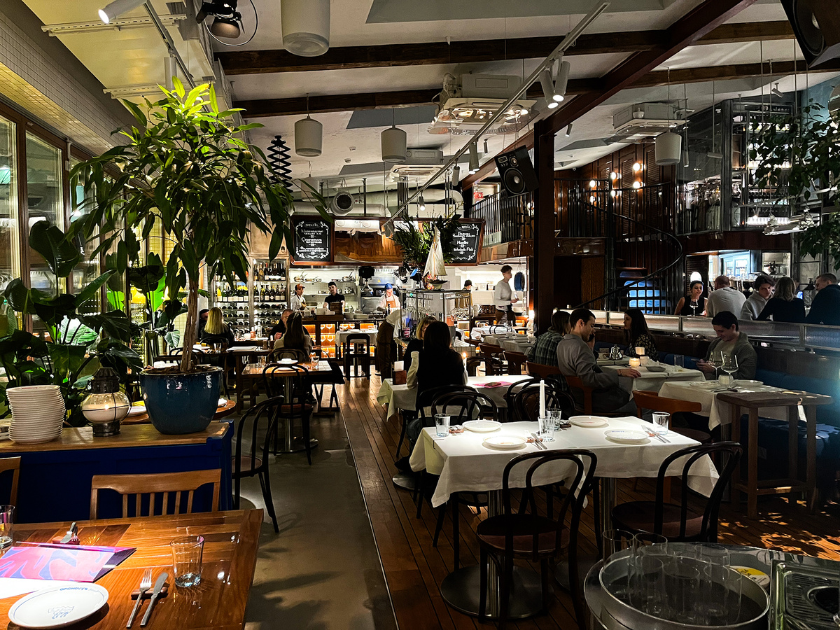 Вид на зал с другого ракурса →