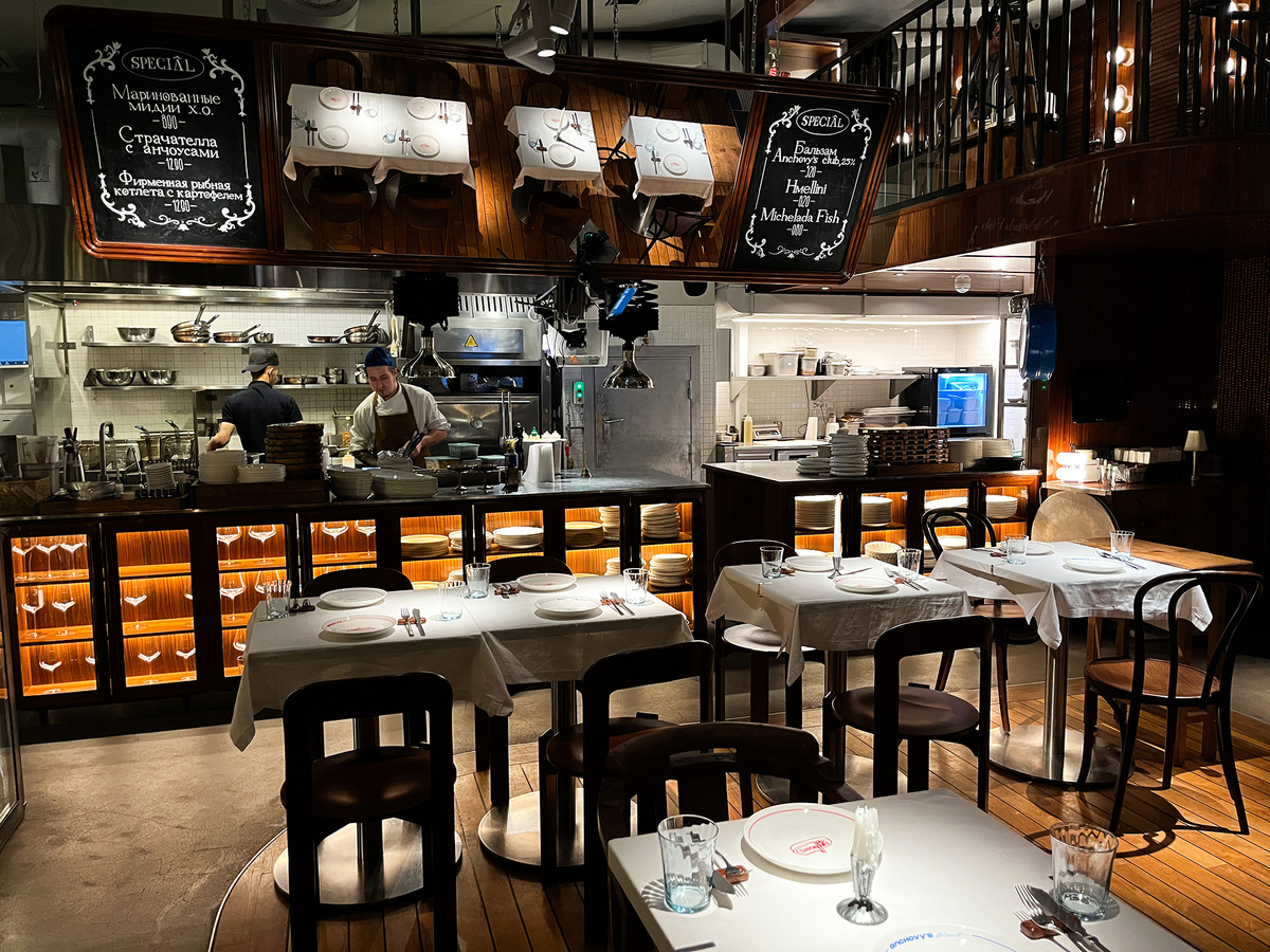 Открытая кухня ресторана →