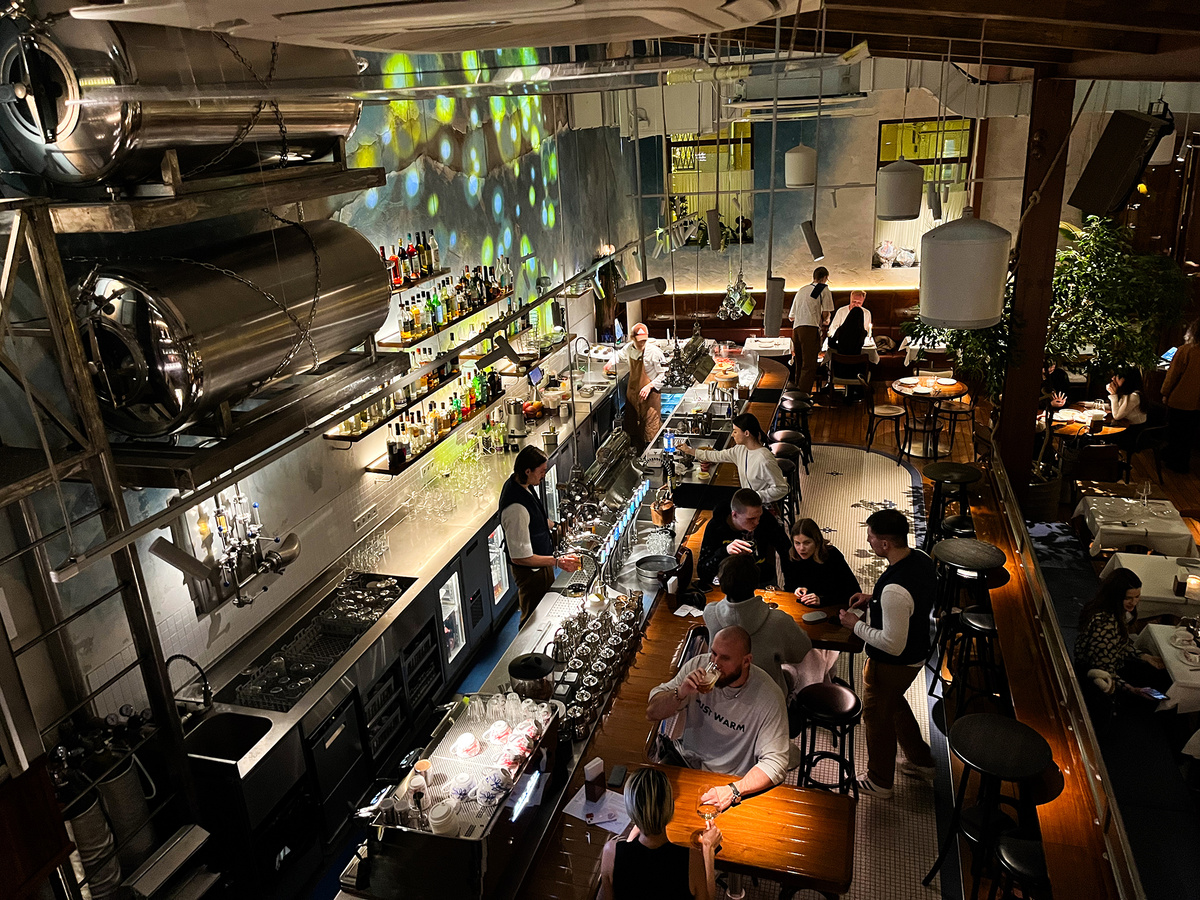 Вид на зал →