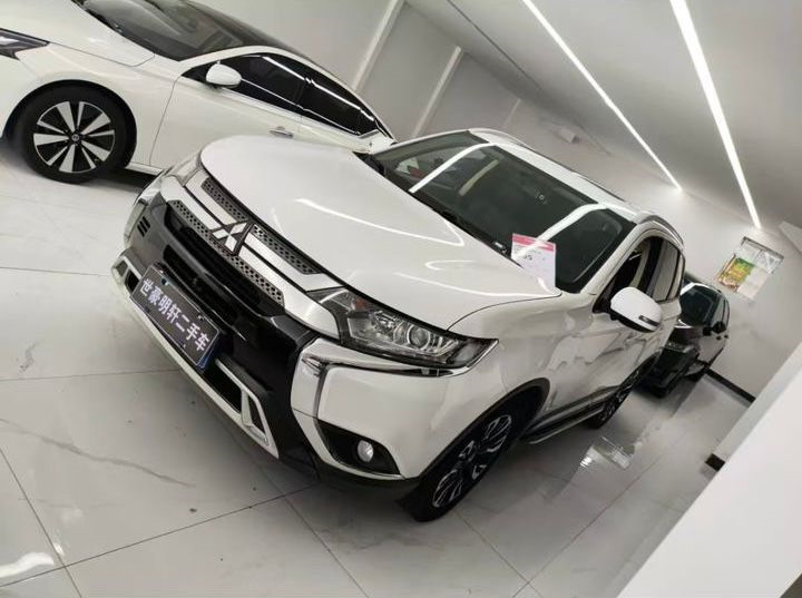 1. Фото автомобиля на площадке в Китае