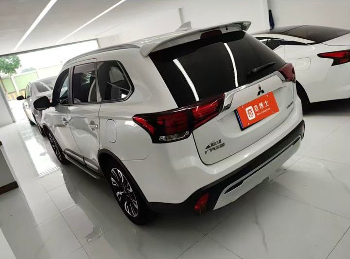 2. Фото автомобиля на площадке в Китае