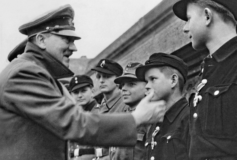    Зеленский все больше напоминает Гитлера из 1945 года
