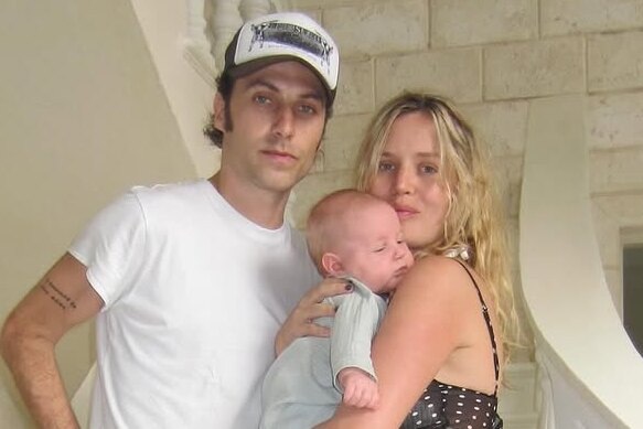     Дочь Мика Джаггера показала умилительные фото с бойфрендом и четырехмесячным сыном на Кубе