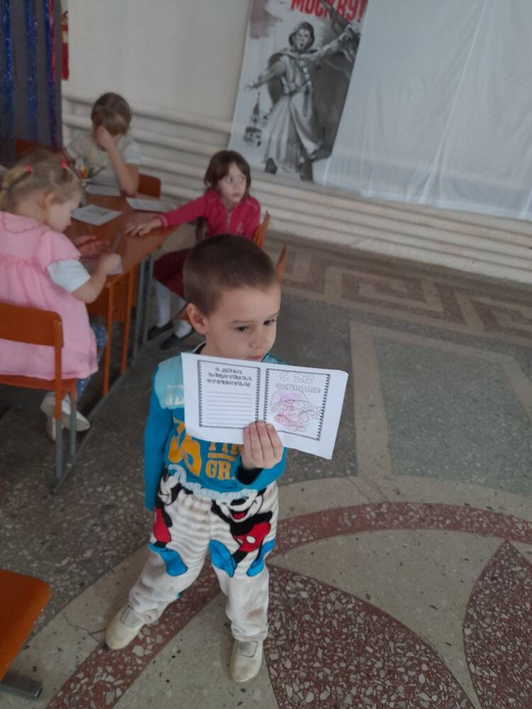 Рисуют открытки для защитников отечества