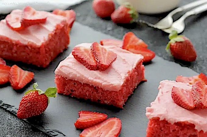 Торт с клубникой для дня влюбленных