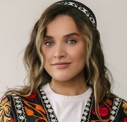 — Идея проекта появилась в сентябре 2023 года после проведения лаборатории жестового языка в рамках фестиваля «Каракуз» в Альметьевске, — говорит руководитель театра горожан «Аулак» Эльвира Галеева. — Ее кураторы — Ильдар Алекбаев и Екатерина Мигицко, а Екатерина Ибатуллина была переводчицей русского жестового языка. Итогом лаборатории стал эскиз. Мы с командой подумали, что эскиз — как будто бы незавершенная работа, нам хотелось продолжить эту историю. Так родился проект «Как звучит жест?».