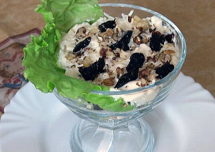 Салат с курицей и черносливом