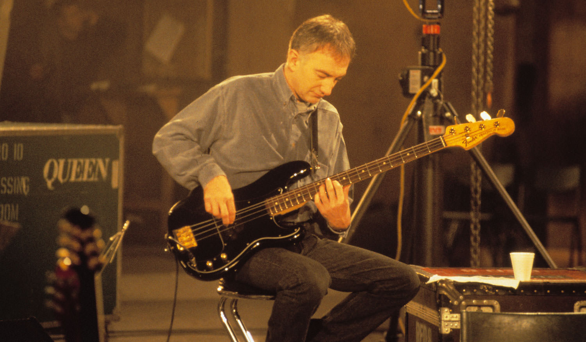 Источник фото: https://www.queenonline.com/john_deacon