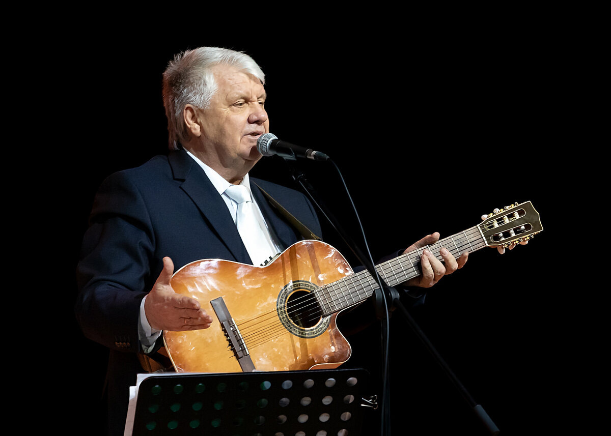 Неразлучный с гитарой Александр Серебряков