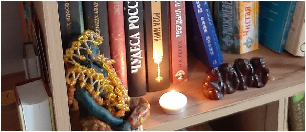 вот, собственно говоря-на полке сидящие четыре обезьянки.