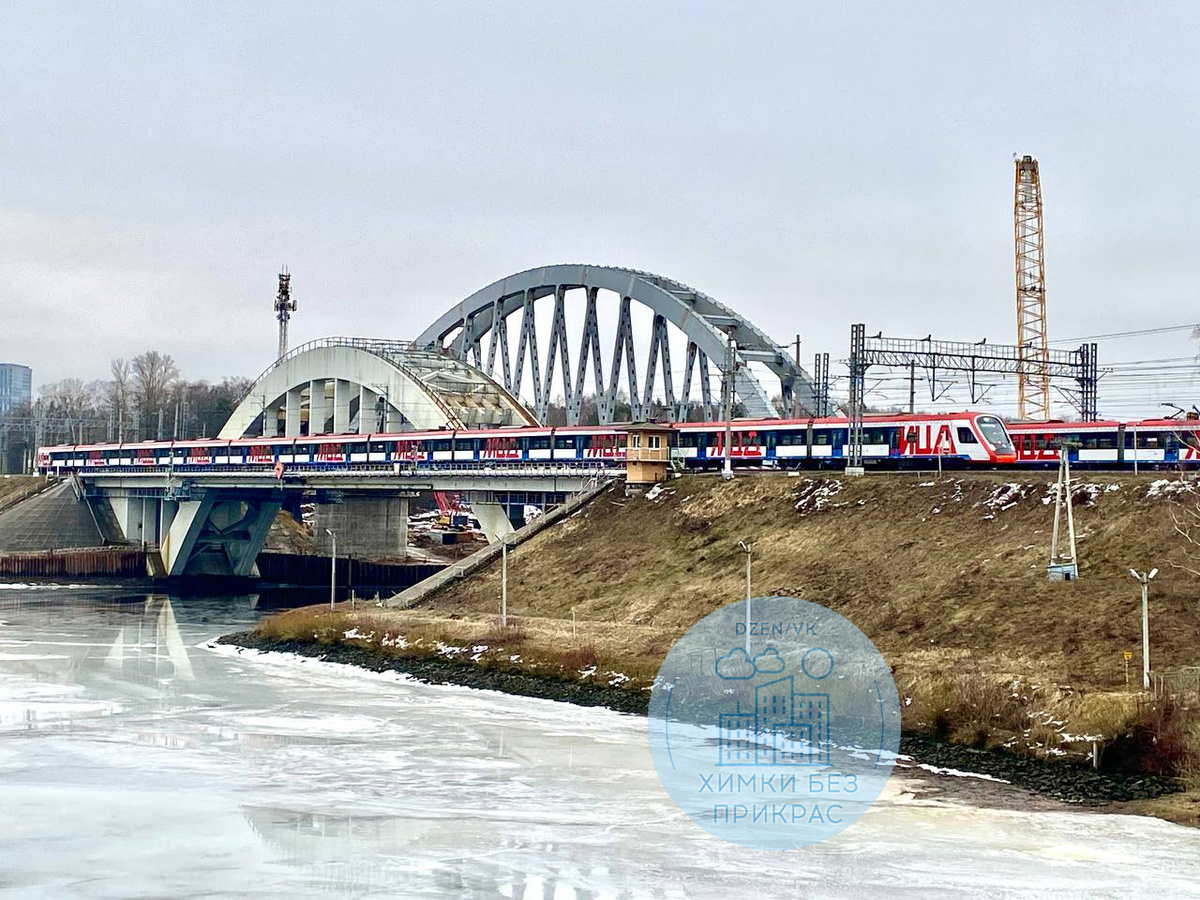 Слева старый мост, справа - новый (фото автора)