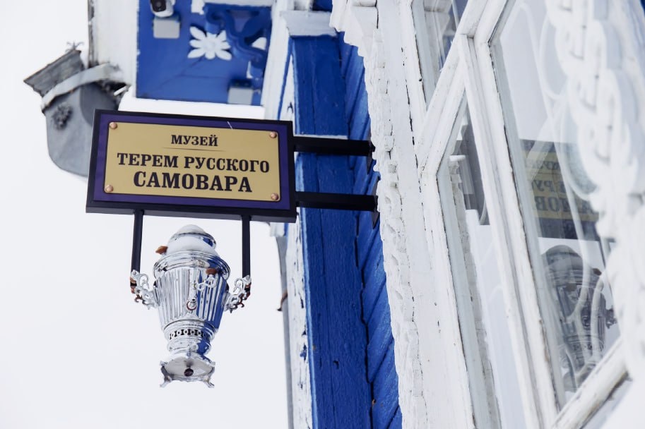    Информационные таблички подчеркнут архитектуру и колорит города