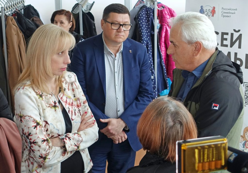    Вице-губернатор Анна Минькова выслушала медведовского депутата Тарасова и пообещала помочь с капремонтом клуба в хуторе Ленинском. Фотоархив «ЗТ». Евгения Орлова