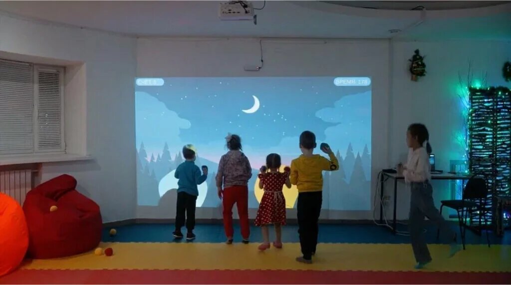 Интерактивная стена-кидалка подходит в том числе для детей с ОВЗ