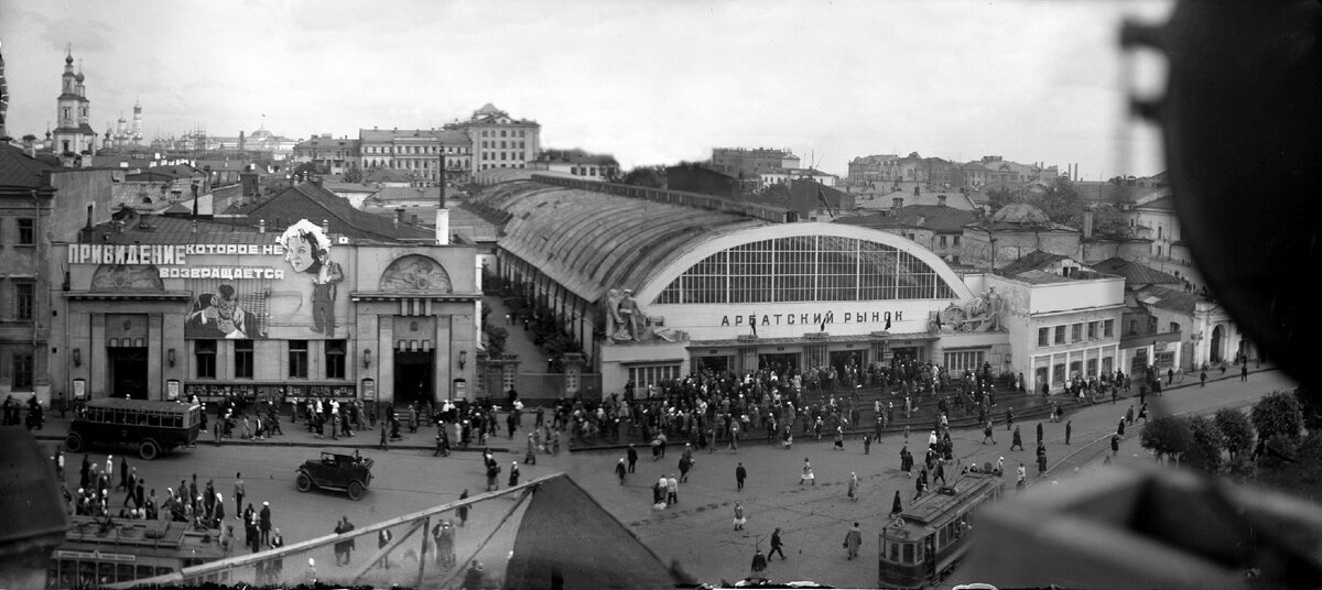 Слева кинотеатр "Художественный" . Начало 30-х. Фото из сети