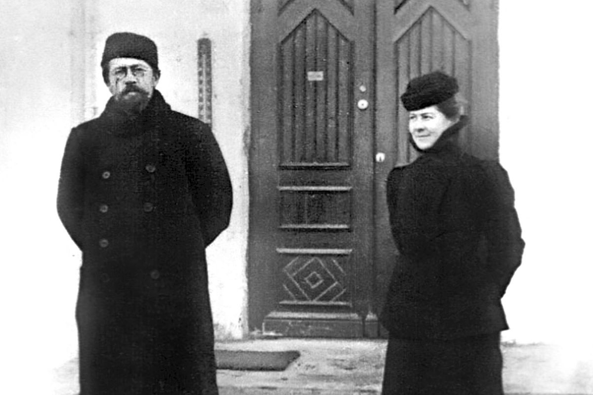    Антон и Мария Чеховы у парадного входа Белой дачи.