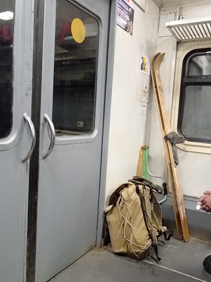 Лыжи охотников и рыбаков. Фото автора.