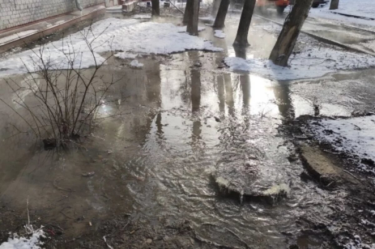    В омских Нефтяниках прорвало трубу с горячей водой