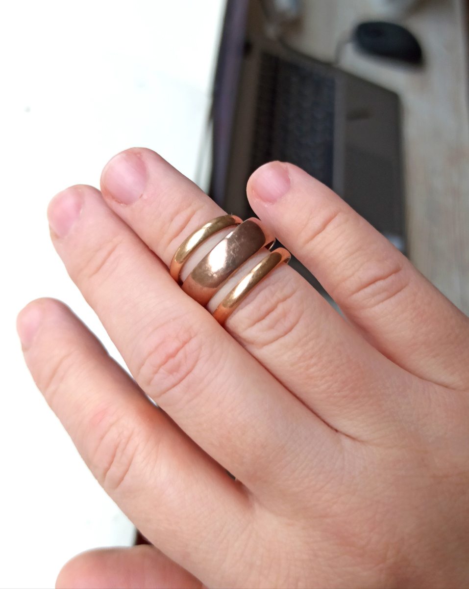 Одно из этих колец как раз подделка. Напишите в комментариях, как Вы считаете которое. У этого кольца даже есть что-то вроде штампа пробы. 