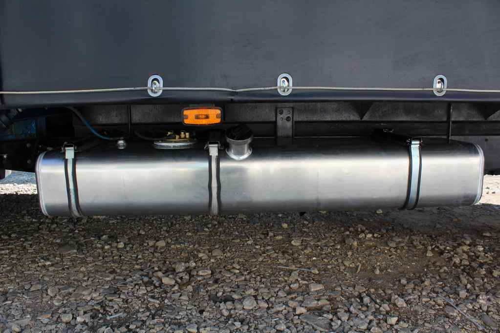 Легкий и прочный бак из сплава АМГ-3 с перегородками для устойчивости топлива. Отличается малым весом, устойчивостью к коррозии и улучшенной конструкцией. Идеальная замена стандартного бака!