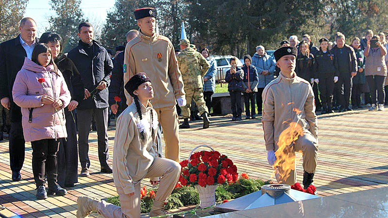    Вечный огонь зажгли на братской могиле воинов