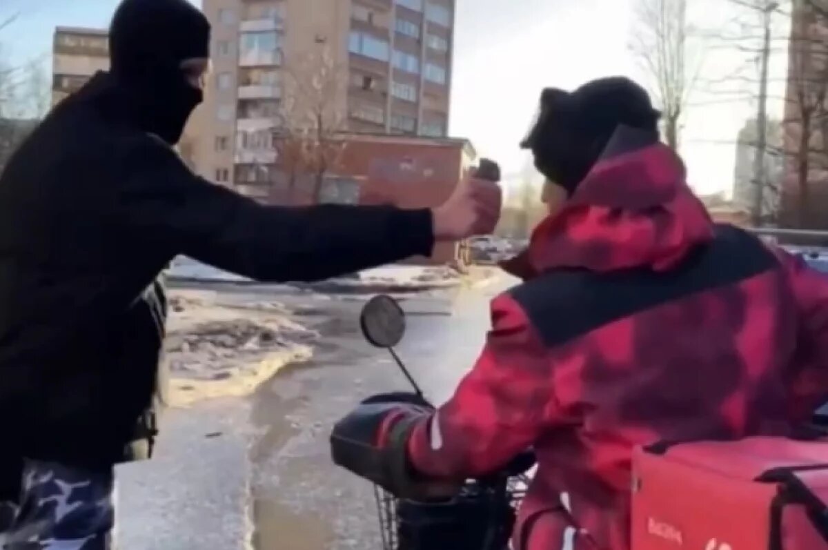    За секунду до распыления баллончика в лицо курьеру.