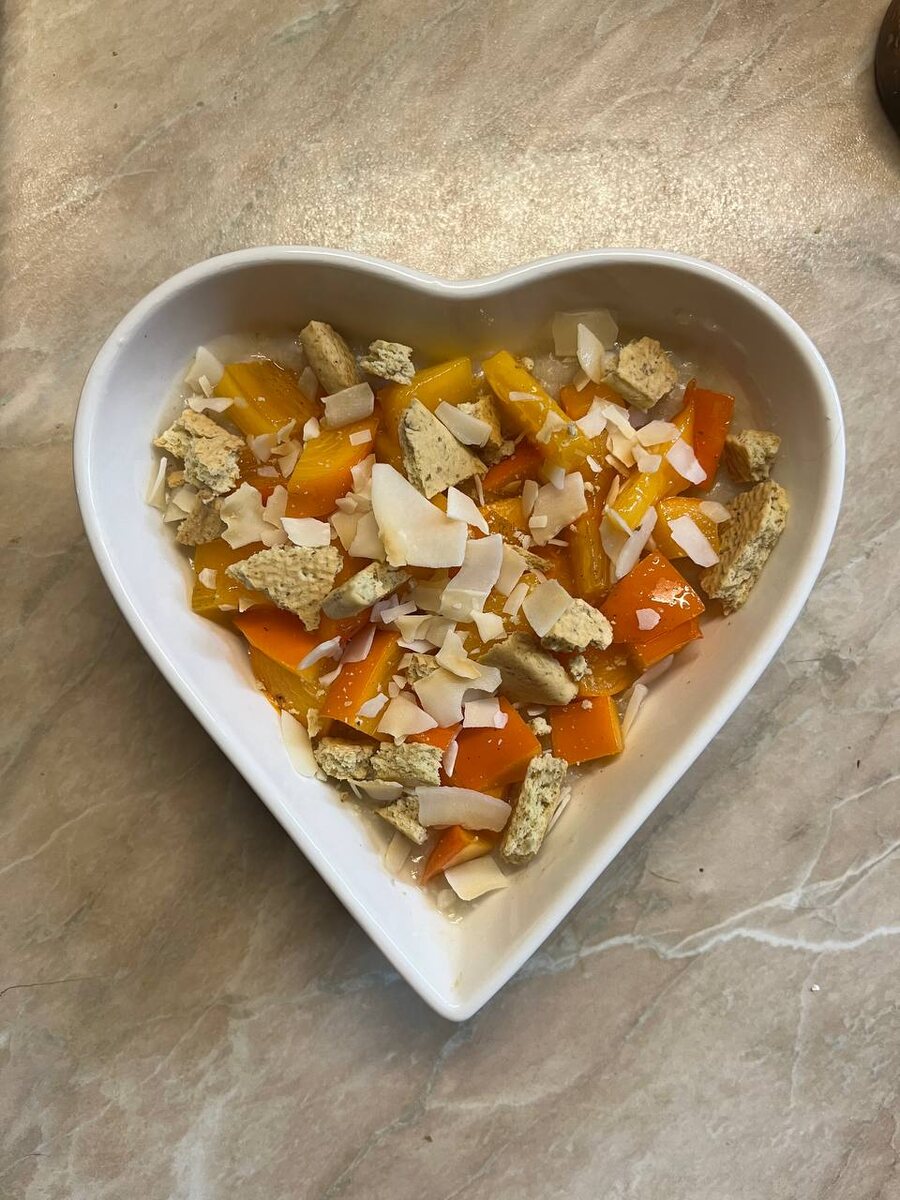 Пример завтрака: овсянка, злаковое печенье - углеводы, мягкий творог - белок, хурма - клетчатка, Кокосовые чипсы (натуральные) - жиры