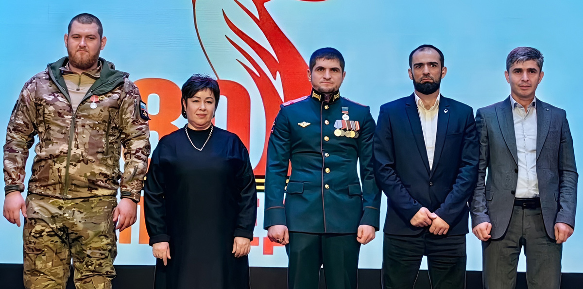 В Усть-Джегутинском районе ветераны СВО, социальные координаторы филиала фонда «Защитники Отечества» в КЧР Дахир Мутчаев, Максим Жилин и Ильяс Джазаев приняли участие в открытии Года защитника Отечества