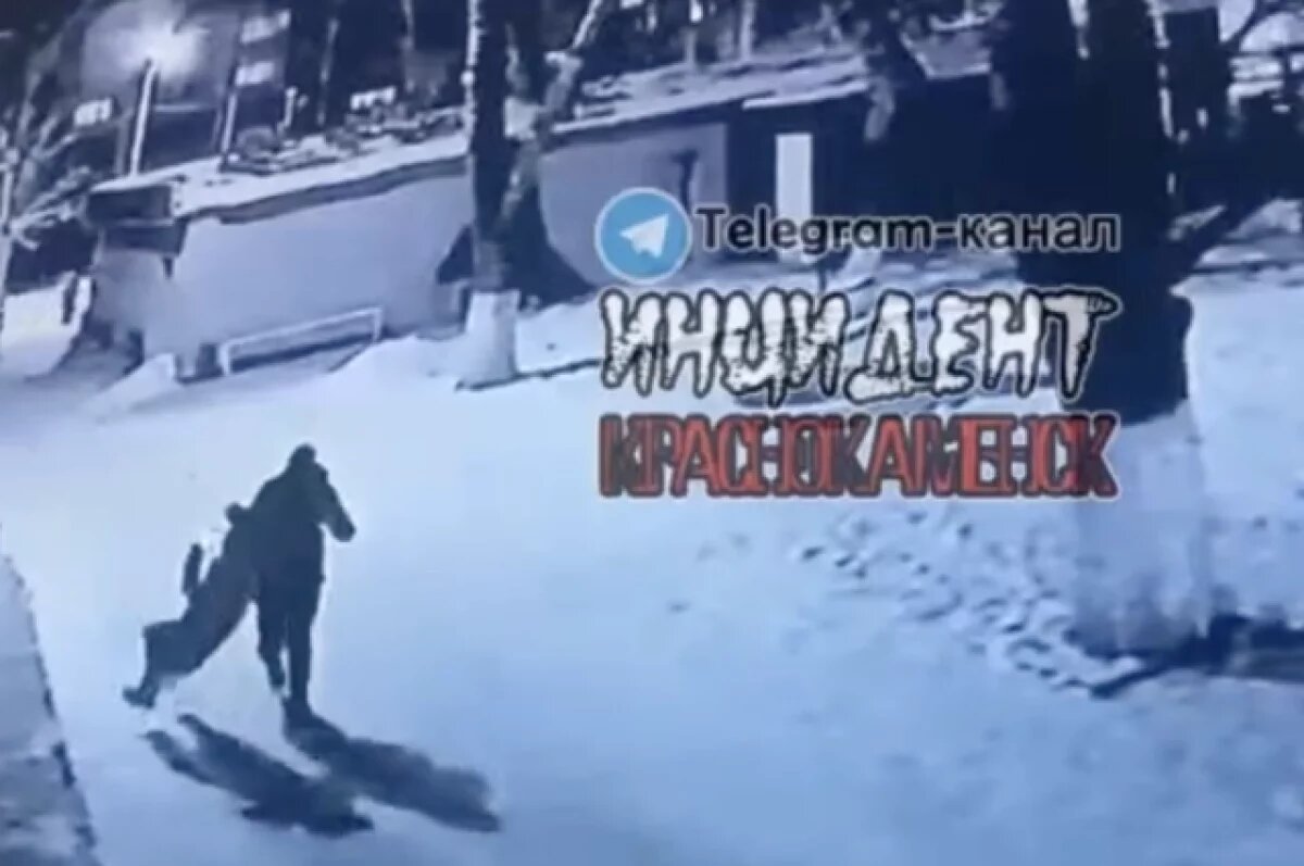    14-летнюю девушку ударили около кафе в Краснокаменске — делом занялся СК