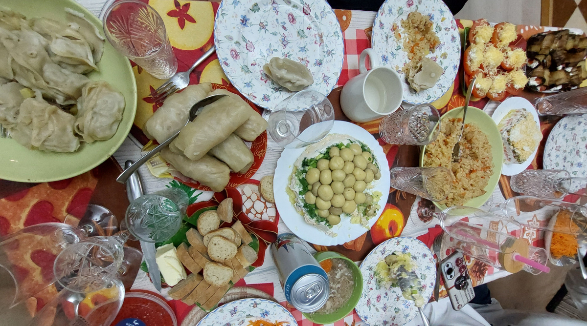 Наш новогодний стол, когда я говорила себе: остановись , ночью много есть вредно