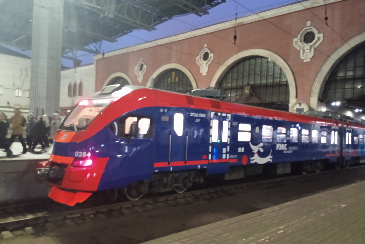 Увидев это чудо, я рванула со всех ног к нему: как чувствовала, что спустя несколько минут "синенький" отправится покорять рельсо-шпальную решетку в сторону славного города Раменское.