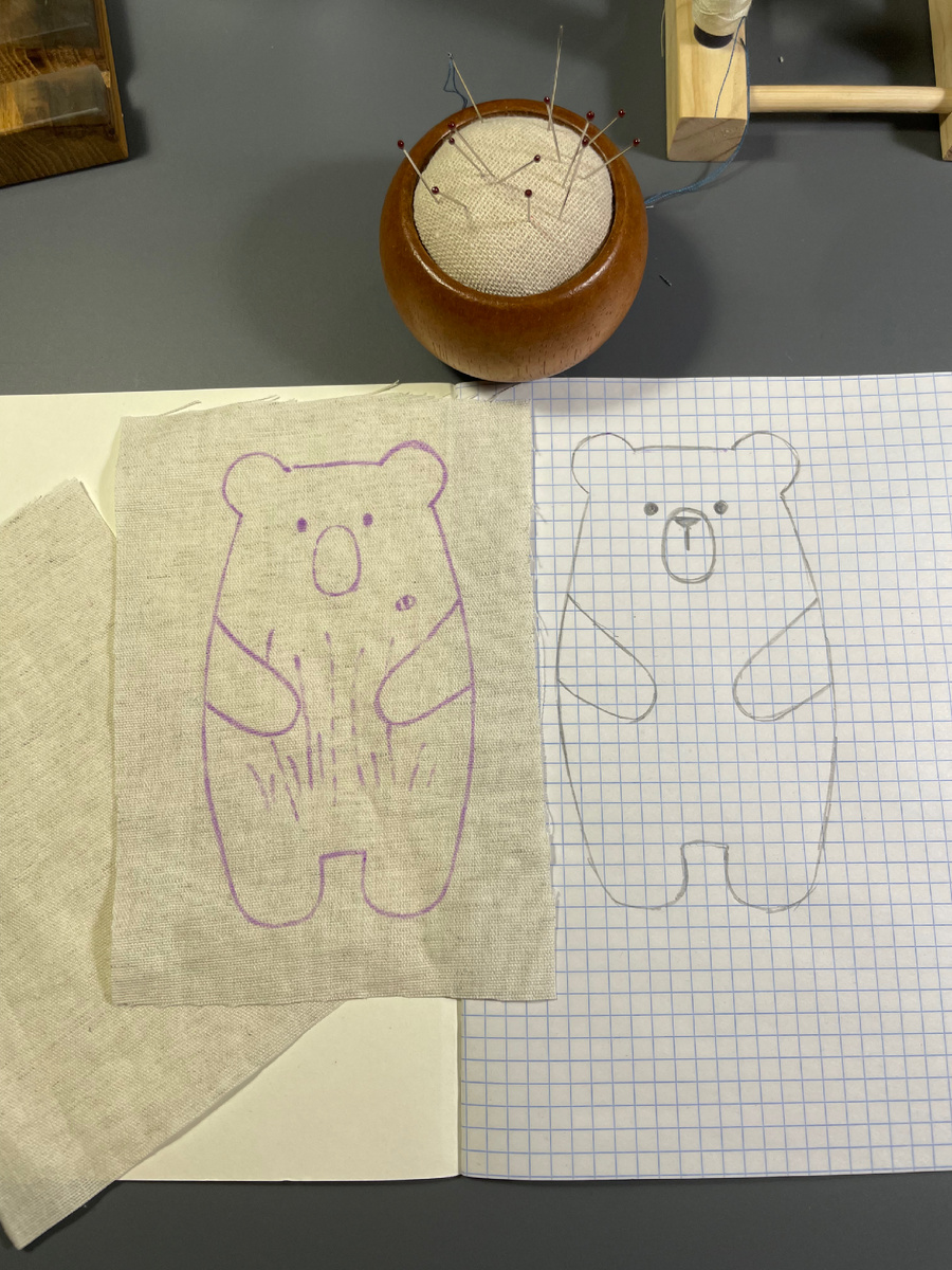 Наношу выкройку на ткань самоисчезающим маркером.