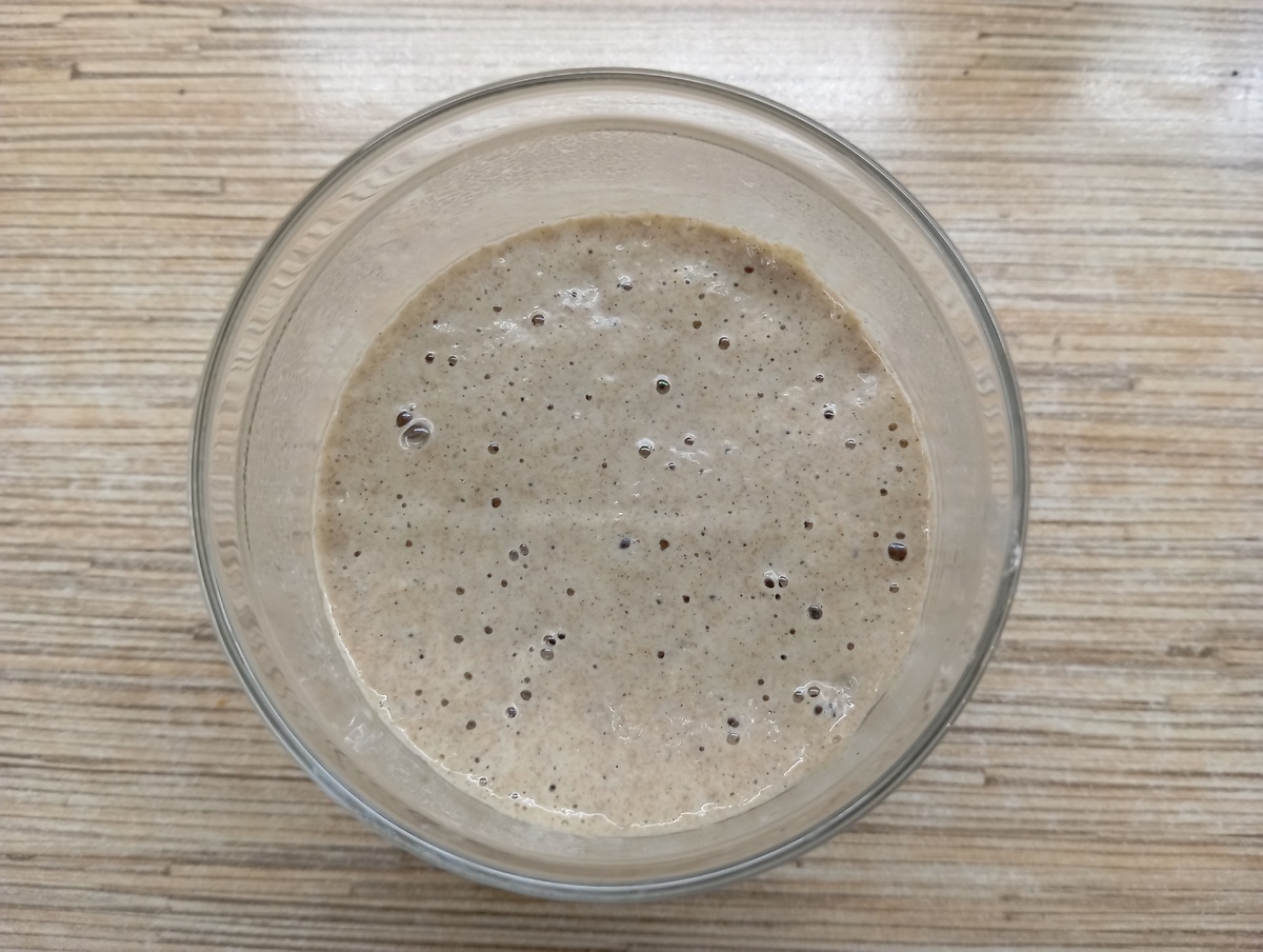 Спустя сутки закваска должна начать пузыриться. 