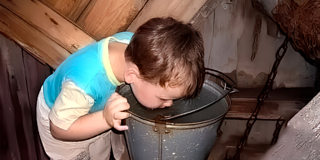 В деревне пил прям из ведра колодезную водицу. И вёдра таскали на коромысле, с непривычки не так просто, как кажется