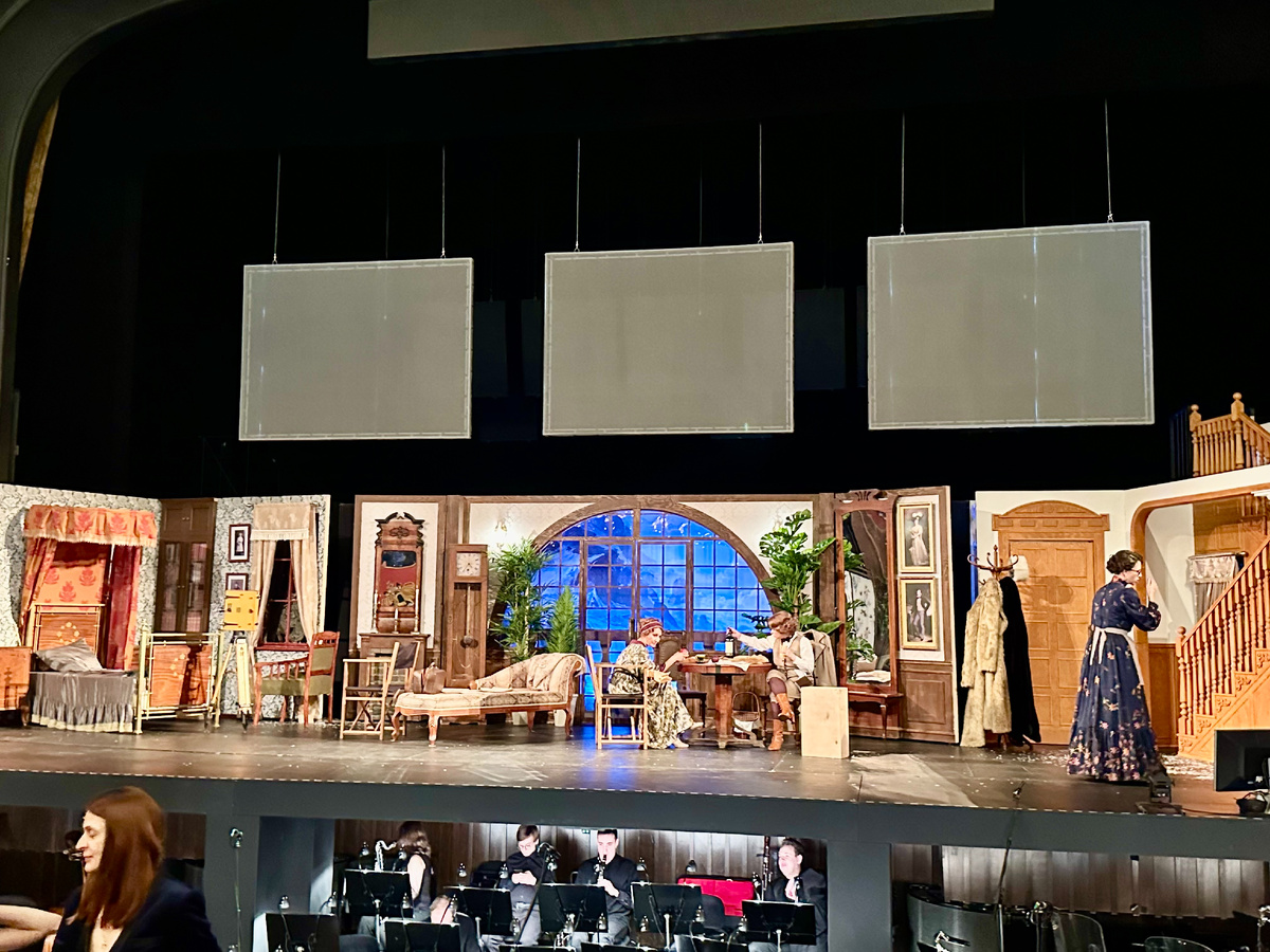 Так выглядела сцена до начала спектакля.