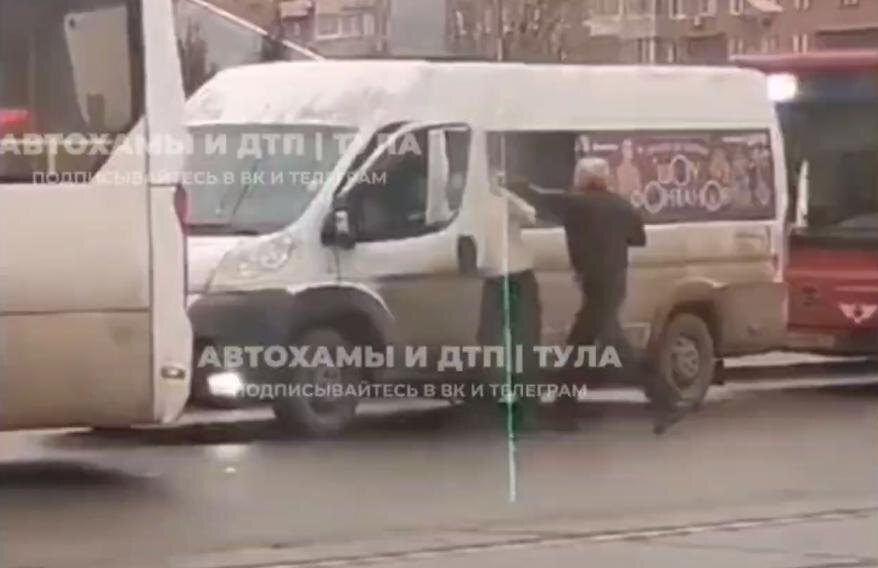 Британский психопат эдкинс. 2 мужика попали на. 2 мужика попали на. 2 мужика попали на. Драка двух дедов на парковке.