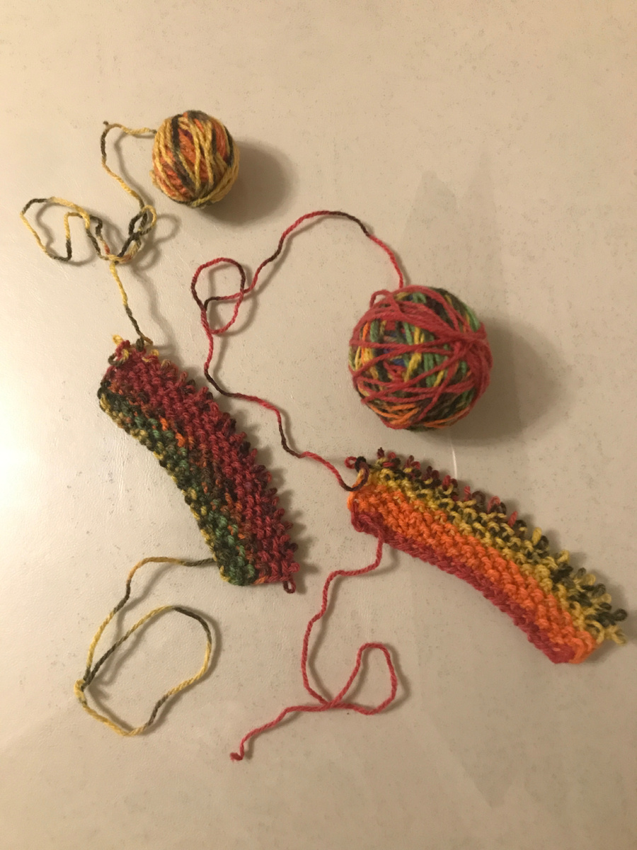 Образец слева связан спицами 4,5; справа-6.