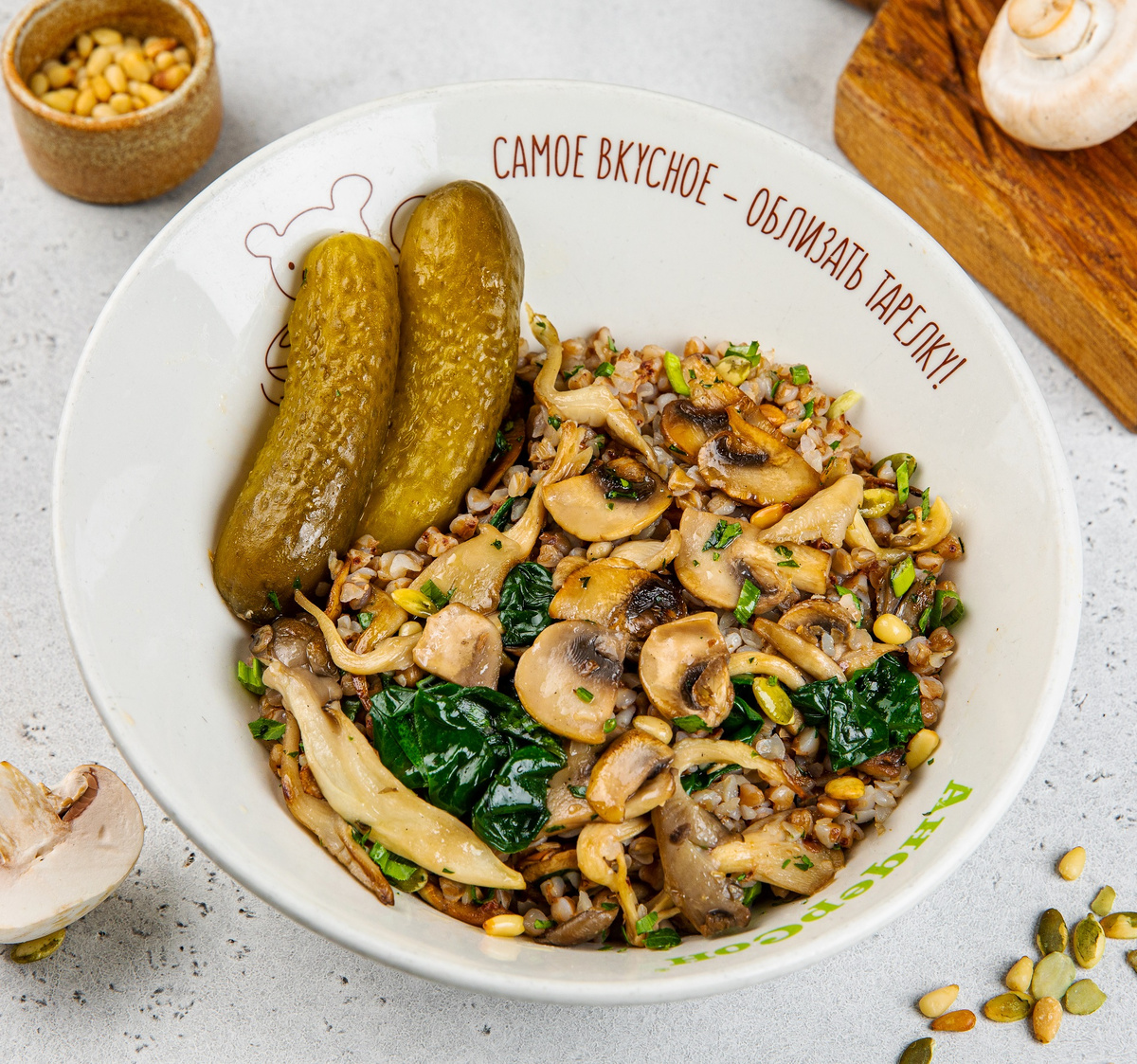 Гречка с грибами и маринованными огурцами в кафе «АндерСон»