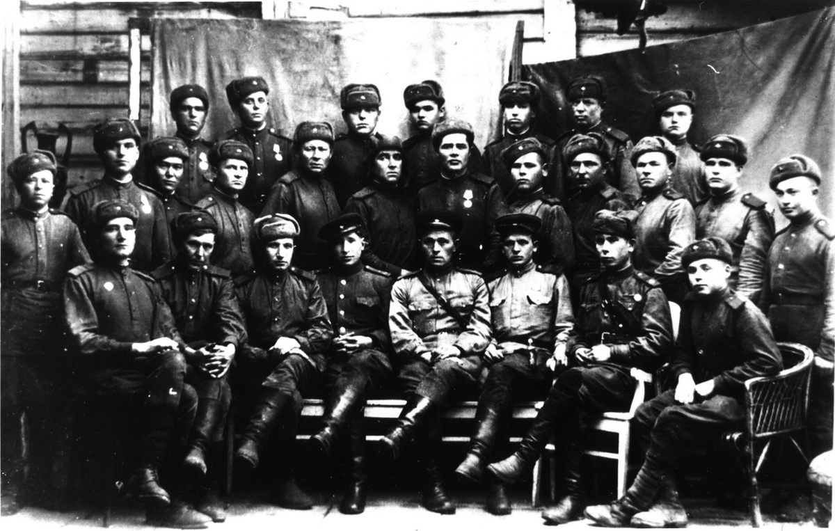 Бойцы и командиры 13-й отдельной лыжной бригады