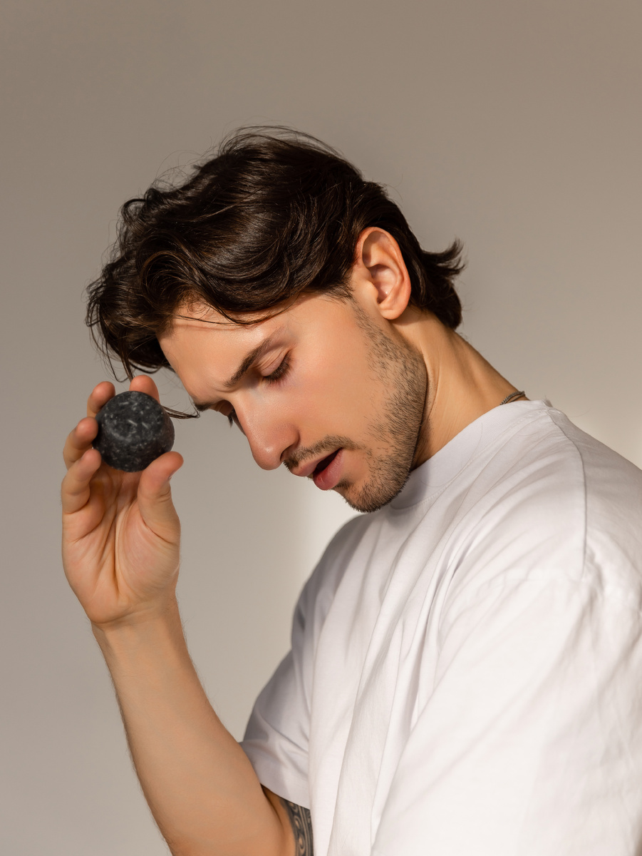 На фото: твердый шампунь Очищающий be.sage